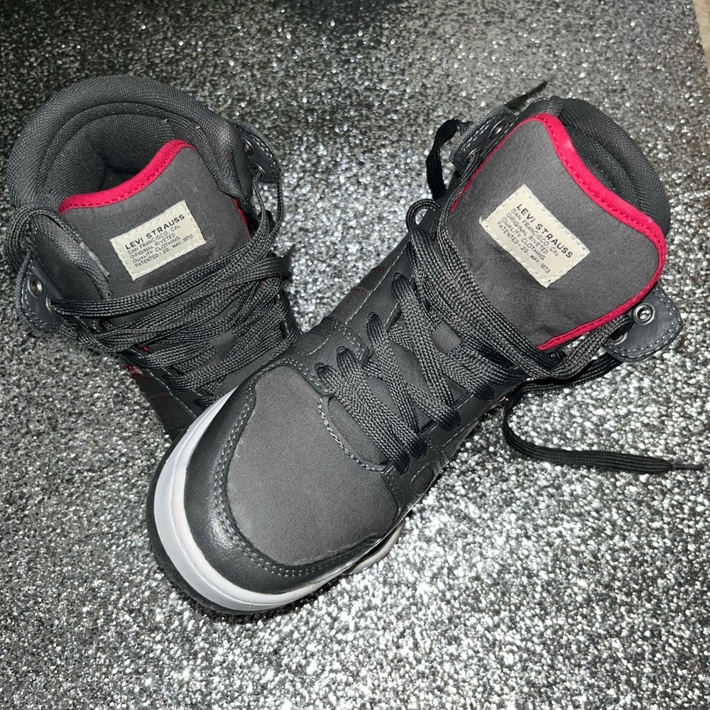 Women’s Levi Stratuss size 5.5